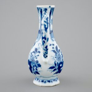 Une verseuse en porcelaine de Chine bleu et blanc à décor d'un Européen nu, Kangxi — photo 4