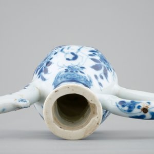 Une verseuse en porcelaine de Chine bleu et blanc à décor d'un Européen nu, Kangxi — photo 5