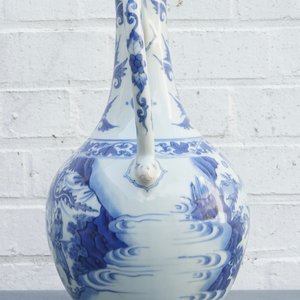 Une verseuse en porcelaine de Chine bleu et blanc à décor figuratif, époque Transition — photo 21