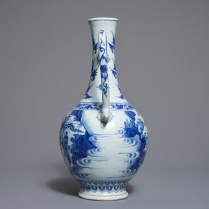 Une verseuse en porcelaine de Chine bleu et blanc à décor figuratif, époque Transition — photo 3