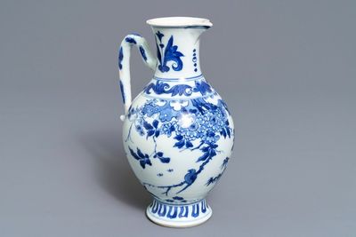 Une verseuse en porcelaine de Chine bleu et blanc à décor floral, époque Transition