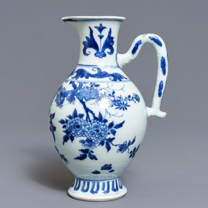 Une verseuse en porcelaine de Chine bleu et blanc à décor floral, époque Transition — photo 4