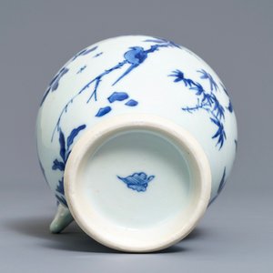 Une verseuse en porcelaine de Chine bleu et blanc à décor floral, époque Transition — photo 7