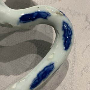 Une verseuse en porcelaine de Chine bleu et blanc à décor floral, époque Transition — photo 9