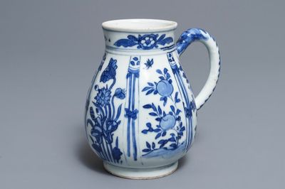 Une verseuse en porcelaine de Chine bleu et blanc à décor floral, Wanli