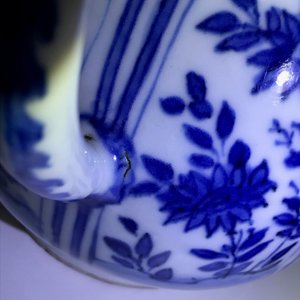 Une verseuse en porcelaine de Chine bleu et blanc à décor floral, Wanli — photo 11