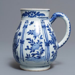 Une verseuse en porcelaine de Chine bleu et blanc à décor floral, Wanli — photo 2