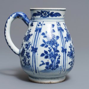 Une verseuse en porcelaine de Chine bleu et blanc à décor floral, Wanli — photo 4