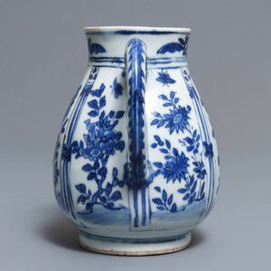 Une verseuse en porcelaine de Chine bleu et blanc à décor floral, Wanli — photo 5