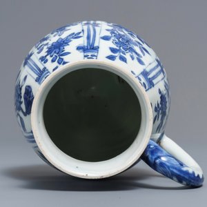 Une verseuse en porcelaine de Chine bleu et blanc à décor floral, Wanli — photo 7