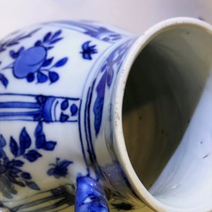 Une verseuse en porcelaine de Chine bleu et blanc à décor floral, Wanli — photo 8