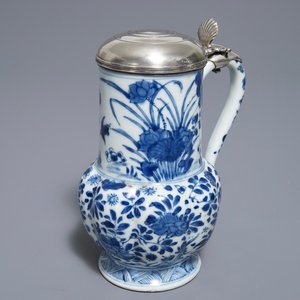 Une verseuse en porcelaine de Chine bleu et blanc au couvercle en argent, Kangxi — photo 1