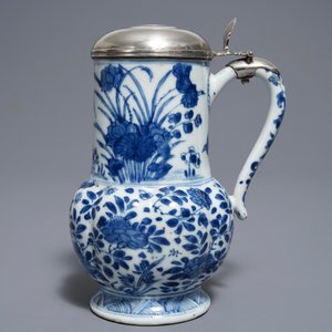 Une verseuse en porcelaine de Chine bleu et blanc au couvercle en argent, Kangxi — photo 2