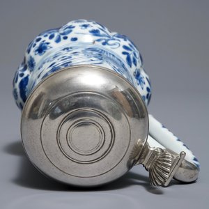 Une verseuse en porcelaine de Chine bleu et blanc au couvercle en argent, Kangxi — photo 7