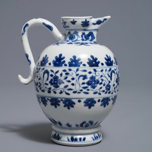 Une verseuse en porcelaine de Chine bleu et blanc d'après un modèle européen, Kangxi — photo 3