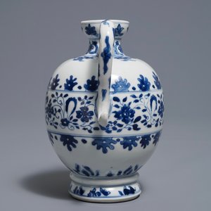 Une verseuse en porcelaine de Chine bleu et blanc d'après un modèle européen, Kangxi — photo 4