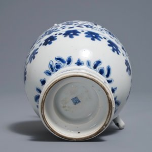 Une verseuse en porcelaine de Chine bleu et blanc d'après un modèle européen, Kangxi — photo 6