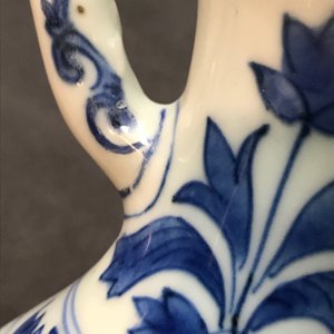 Une verseuse en porcelaine de Chine bleu et blanc, époque Transition — photo 11