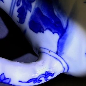 Une verseuse en porcelaine de Chine bleu et blanc, époque Transition — photo 19