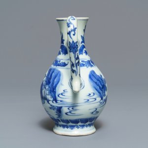 Une verseuse en porcelaine de Chine bleu et blanc, époque Transition — photo 3