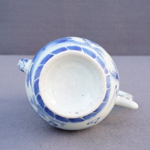 Une verseuse en porcelaine de Chine bleu et blanc, époque Transition — photo 10