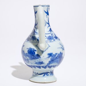 Une verseuse en porcelaine de Chine bleu et blanc, époque Transition — photo 3