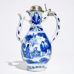 Une verseuse en porcelaine de Chine bleu et blanc montée en argent, époque Transition — photo 1
