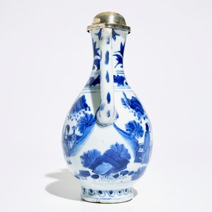 Une verseuse en porcelaine de Chine bleu et blanc montée en argent, époque Transition — photo 2
