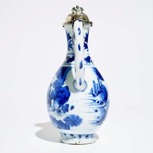 Une verseuse en porcelaine de Chine bleu et blanc montée en argent, époque Transition — photo 4