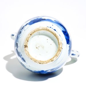 Une verseuse en porcelaine de Chine bleu et blanc montée en argent, époque Transition — photo 5