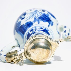Une verseuse en porcelaine de Chine bleu et blanc montée en argent, époque Transition — photo 6