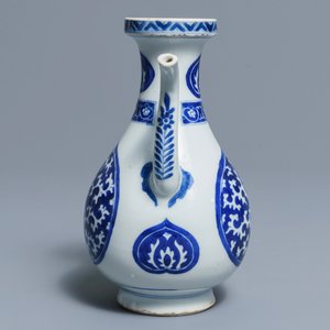 Une verseuse en porcelaine de Chine bleu et blanc pour le marché islamique, Kangxi — photo 4