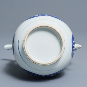 Une verseuse en porcelaine de Chine bleu et blanc pour le marché islamique, Kangxi — photo 5