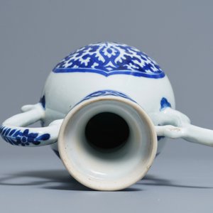 Une verseuse en porcelaine de Chine bleu et blanc pour le marché islamique, Kangxi — photo 6