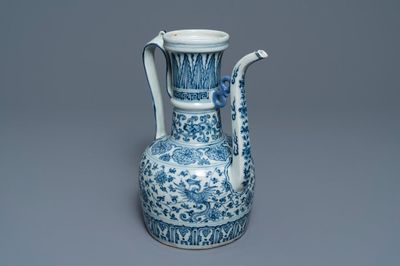 Une verseuse en porcelaine de Chine bleu et blanc pour le marché islamique, prob. Hongzhi