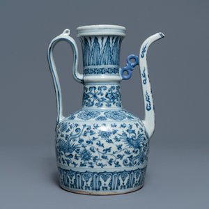 Une verseuse en porcelaine de Chine bleu et blanc pour le marché islamique, prob. Hongzhi — photo 2