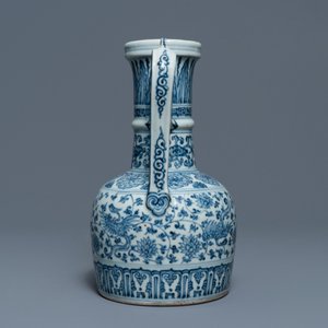 Une verseuse en porcelaine de Chine bleu et blanc pour le marché islamique, prob. Hongzhi — photo 3