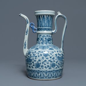 Une verseuse en porcelaine de Chine bleu et blanc pour le marché islamique, prob. Hongzhi — photo 4