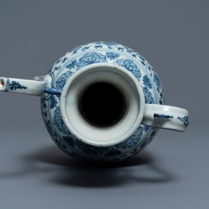 Une verseuse en porcelaine de Chine bleu et blanc pour le marché islamique, prob. Hongzhi — photo 6