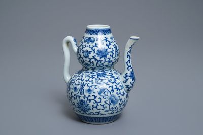 Une verseuse en porcelaine de Chine en bleu et blanc, 19ème