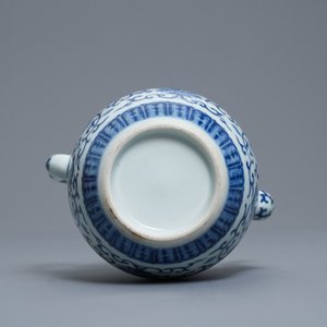 Une verseuse en porcelaine de Chine en bleu et blanc, 19ème — photo 7