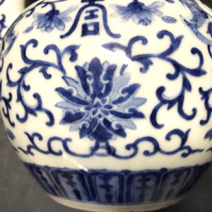 Une verseuse en porcelaine de Chine en bleu et blanc, 19ème — photo 10