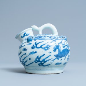 Une verseuse en porcelaine de Chine en bleu et blanc à décor de chevaux volants, Wanli — photo 2
