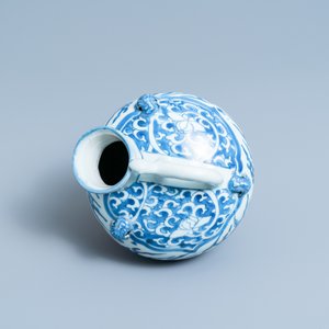 Une verseuse en porcelaine de Chine en bleu et blanc à décor de chevaux volants, Wanli — photo 6