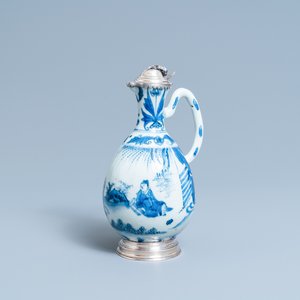 Une verseuse en porcelaine de Chine en bleu et blanc à monture en argent, époque Transition — photo 1