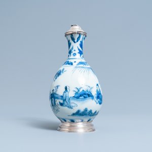 Une verseuse en porcelaine de Chine en bleu et blanc à monture en argent, époque Transition — photo 3