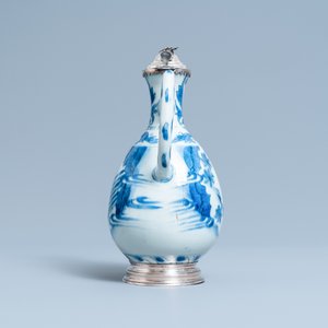 Une verseuse en porcelaine de Chine en bleu et blanc à monture en argent, époque Transition — photo 5