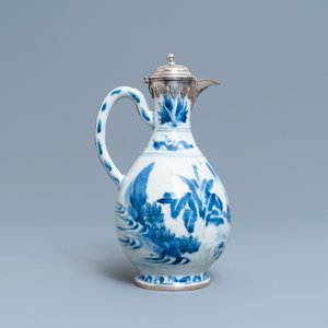 Une verseuse en porcelaine de Chine en bleu et blanc à monture en argent, époque Transition — photo 4