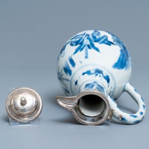 Une verseuse en porcelaine de Chine en bleu et blanc à monture en argent, époque Transition — photo 6