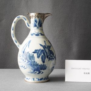 Une verseuse en porcelaine de Chine en bleu et blanc à monture en argent, époque Transition — photo 9